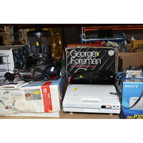 437 - TWO BOXES AND LOOSE ELECTRICAL KITCHENWARE, RADIOS AND CAMERAS, to include a boxed Sony DSC-P32 Sony... 