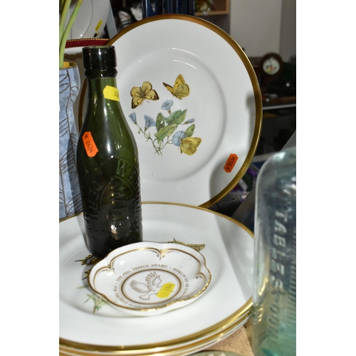 466 - FOUR CROWN STAFFORDSHIRE 'BUTTERFLIES' PATTERN DINNER PLATES, diameter 27.5cm, and a bunch of art gl... 