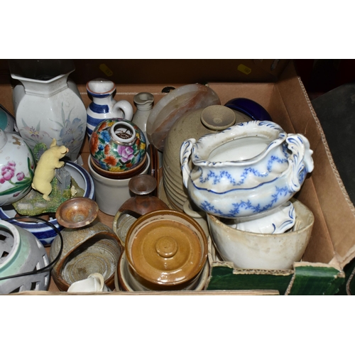 467 - FOUR BOXES AND LOOSE CERAMICS, to include seven boxed Wedgwood 1980s calendar plates, three stonewar... 