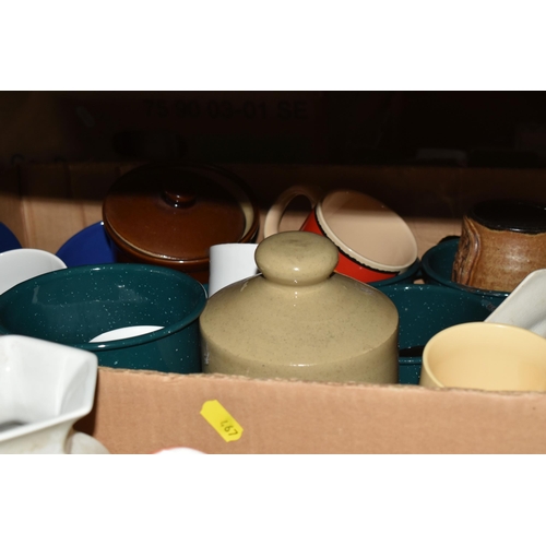 467 - FOUR BOXES AND LOOSE CERAMICS, to include seven boxed Wedgwood 1980s calendar plates, three stonewar... 