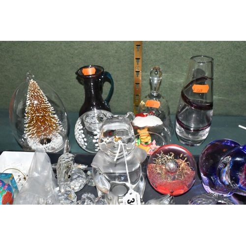 347 - A GROUP OF DECORATIVE GLASS WARE AND MINIATURE PERFUME BOTTLES, to include a Lenox Winnie the Pooh c... 