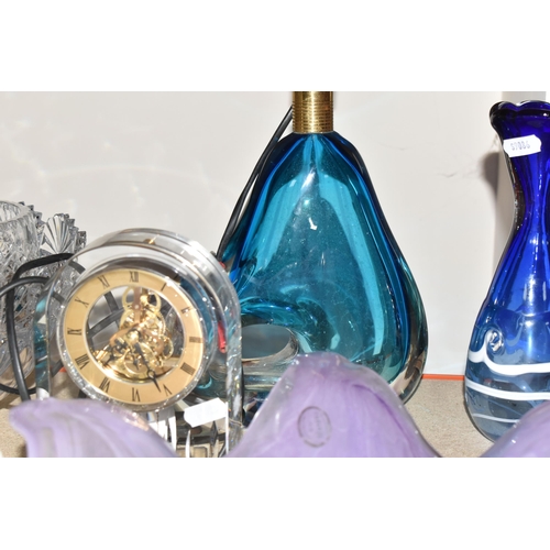 368 - A GROUP OF STUDIO GLASS AND A ROYAL SCOT CRYSTAL MANTEL CLOCK, to include a Murano style lamp base, ... 