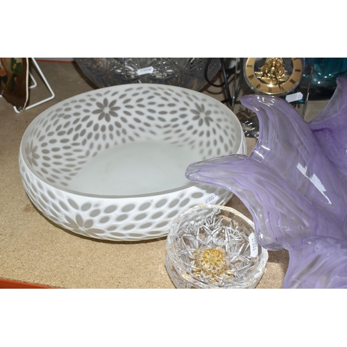 368 - A GROUP OF STUDIO GLASS AND A ROYAL SCOT CRYSTAL MANTEL CLOCK, to include a Murano style lamp base, ... 