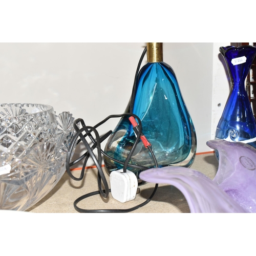 368 - A GROUP OF STUDIO GLASS AND A ROYAL SCOT CRYSTAL MANTEL CLOCK, to include a Murano style lamp base, ... 