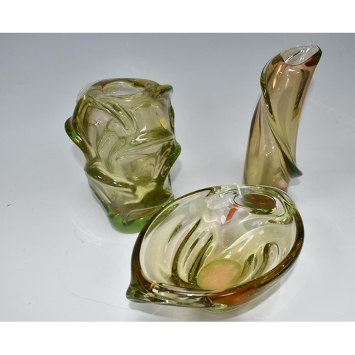 350 - THREE PIECES OF CZECHOSLOVAKIAN SKRDLOVICE GLASS, in amber and green (uranium) glass, comprising a t... 