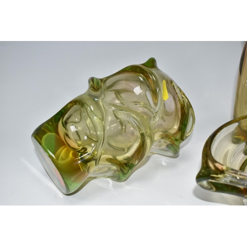 350 - THREE PIECES OF CZECHOSLOVAKIAN SKRDLOVICE GLASS, in amber and green (uranium) glass, comprising a t... 