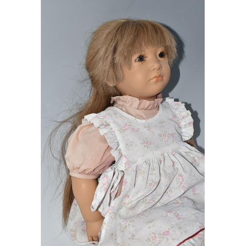 488 - AN ANNETTE HIMSTEDT 'NEBLINA' ARTIST'S DOLL, early 1990s, the soft bodied vinyl doll wearing a dusky... 