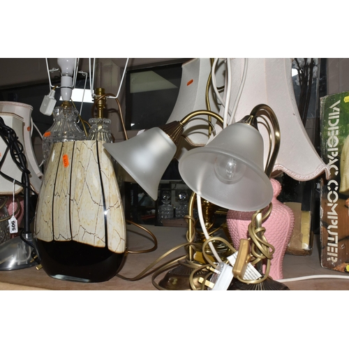 506 - A GROUP OF MIXED MODERN LAMPS AND A VASE to include two pink ceramic table lamps with shades, three ... 