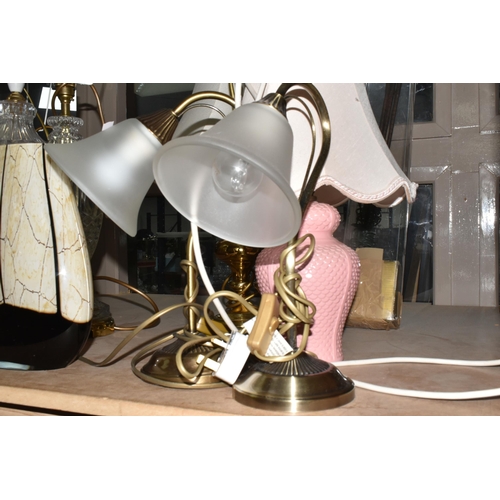 506 - A GROUP OF MIXED MODERN LAMPS AND A VASE to include two pink ceramic table lamps with shades, three ... 