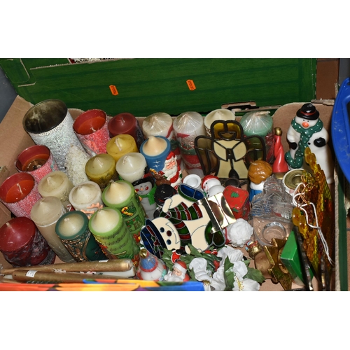 517 - EIGHT BOXES AND LOOSE CHRISTMAS DECORATIONS to include a box of tinsel in various colours, a large q... 