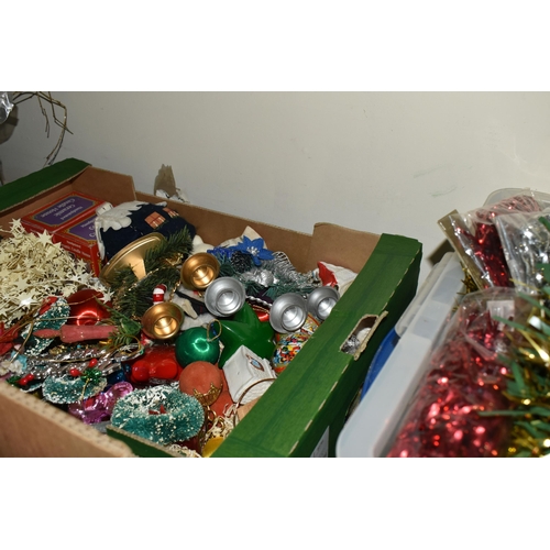 517 - EIGHT BOXES AND LOOSE CHRISTMAS DECORATIONS to include a box of tinsel in various colours, a large q... 