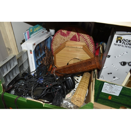 521 - SIX BOXES AND LOOSE MISCELLANEOUS SUNDRIES, to include a 'Classic' BR212 retro style radio, kitchen ... 