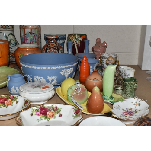 525 - A COLLECTION OF NAMED CERAMICS, comprising a Wedgwood blue Jasperware fruit bowl, four bud vases, a ... 