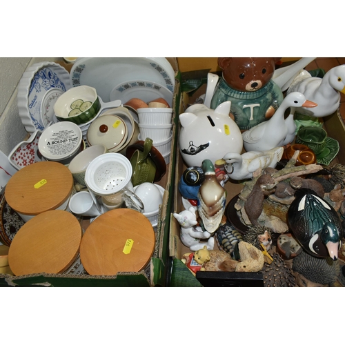 572 - THREE BOXES AND LOOSE CERAMIC ORNAMENTS AND KITCHENWARE to include seven JAJ Pyrex Chelsea oval shap... 