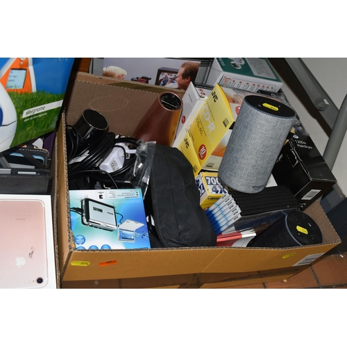 574 - FOUR BOXES AND LOOSE ELECTRICAL AND COMPUTING ITEMS to include two iPad minis, model A1489 in Slate ... 