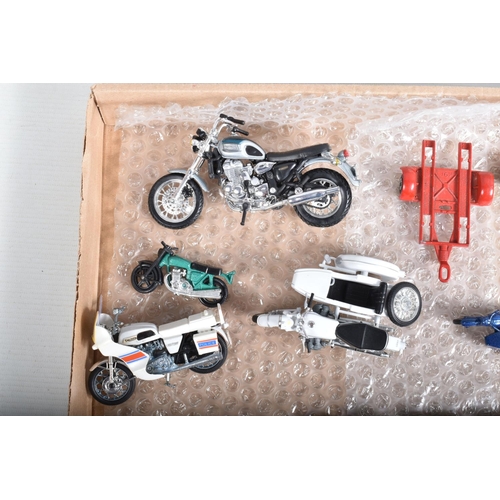 17 - A QUANTITY OF UNBOXED AND ASSORTED BRITAINS AND OTHER MOTORBIKE MODELS, to include Triumph Thunderbi... 