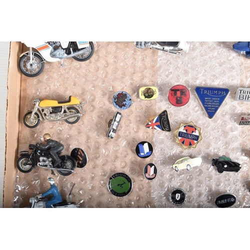 17 - A QUANTITY OF UNBOXED AND ASSORTED BRITAINS AND OTHER MOTORBIKE MODELS, to include Triumph Thunderbi... 