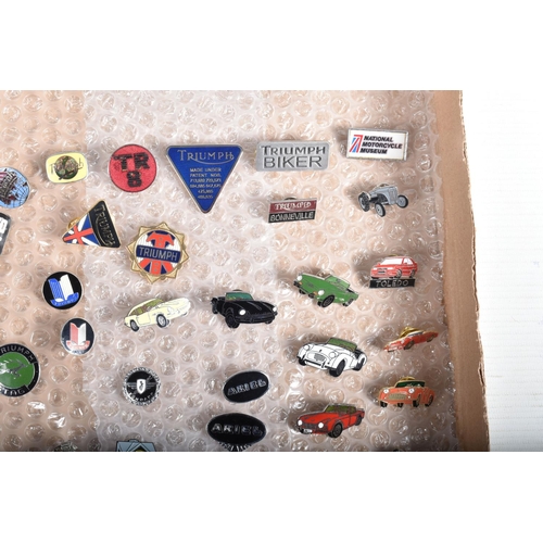 17 - A QUANTITY OF UNBOXED AND ASSORTED BRITAINS AND OTHER MOTORBIKE MODELS, to include Triumph Thunderbi... 