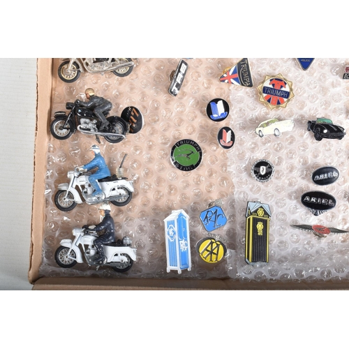 17 - A QUANTITY OF UNBOXED AND ASSORTED BRITAINS AND OTHER MOTORBIKE MODELS, to include Triumph Thunderbi... 