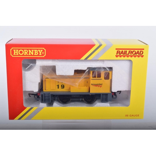 292 - FOUR BOXED OO GAUGE HORNBY MODEL RAILWAY LOCOMOTIVES, to a 4wDH Diesel Sentinel no. 19 in Green with... 