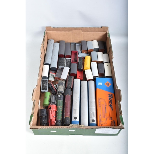 314 - A QUANTITY OF UNBOXED AND ASSORTED OO GAUGE MODEL RAILWAY ITEMS, to include Hornby Dublo Duchess cla... 