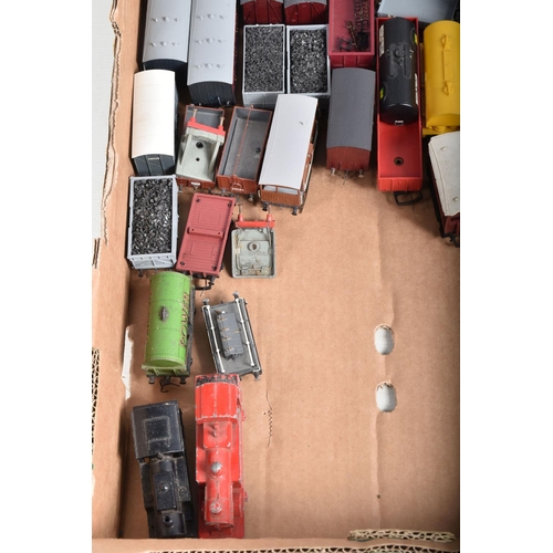 314 - A QUANTITY OF UNBOXED AND ASSORTED OO GAUGE MODEL RAILWAY ITEMS, to include Hornby Dublo Duchess cla... 