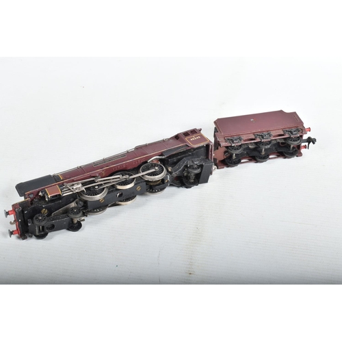 314 - A QUANTITY OF UNBOXED AND ASSORTED OO GAUGE MODEL RAILWAY ITEMS, to include Hornby Dublo Duchess cla... 