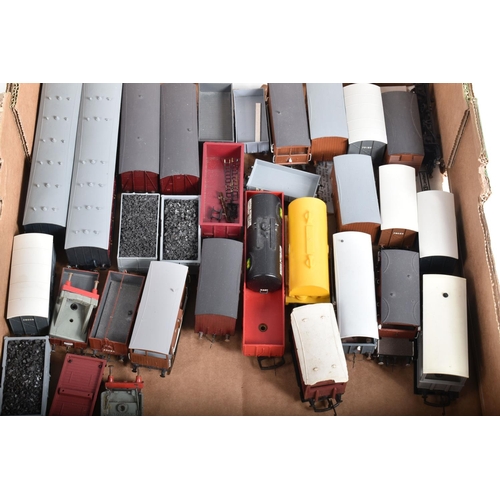 314 - A QUANTITY OF UNBOXED AND ASSORTED OO GAUGE MODEL RAILWAY ITEMS, to include Hornby Dublo Duchess cla... 