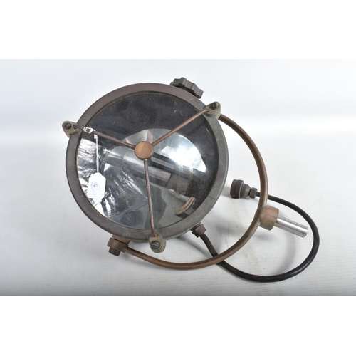 414 - A TWENTIETH CENTURY SHIPS SEARCH LIGHT, complete with mounting stand, this light has no markings on ... 