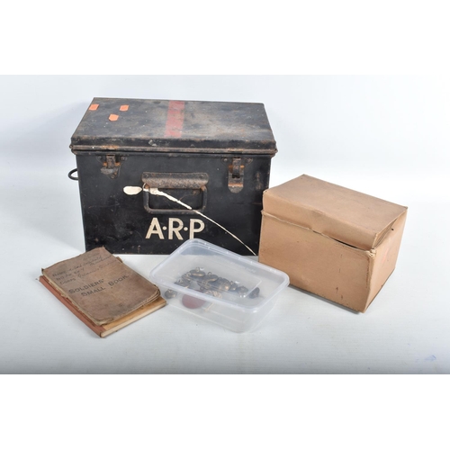 437 - WWI AND WWII MILITARY RELATED ITEMS, to include a WWI soldiers small book, a 1940 gas mask, an ARP b... 