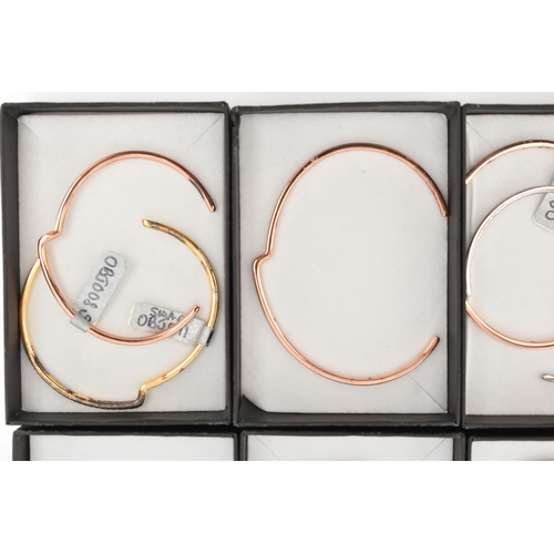 100 - AN ASSORTMENT OF 'OBAKU' JEWELLERY, to include a bangle bracelet, approximate internal width 64mm, s... 