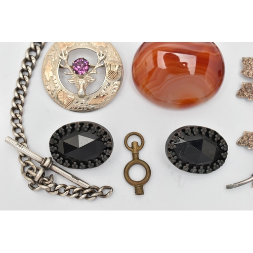 61 - A SELECTION OF JEWELLERY, to include an oval agate brooch, a pair of faceted black glass clip earrin... 