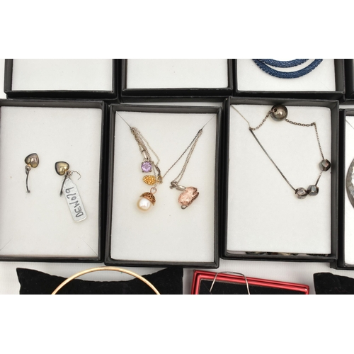 118 - AN ASSORTMENT OF SILVER AND WHITE METAL JEWELLERY, to include a large circular form pendant necklace... 