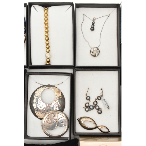 118 - AN ASSORTMENT OF SILVER AND WHITE METAL JEWELLERY, to include a large circular form pendant necklace... 