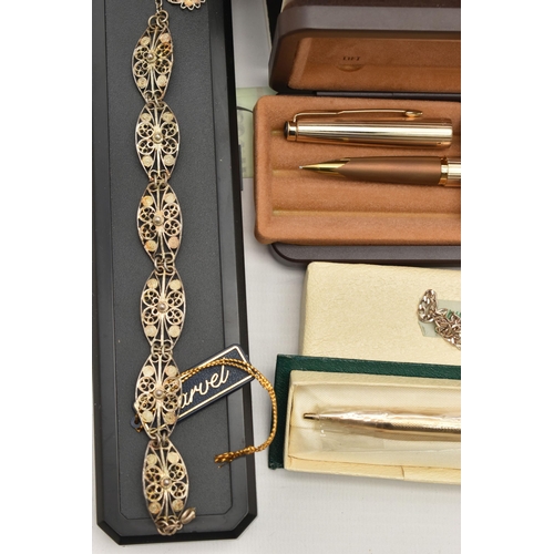 122 - ASSORTED ITEMS, to include a boxed 'Parker' fountain pen, a boxed rolled gold engine turned pattern ... 