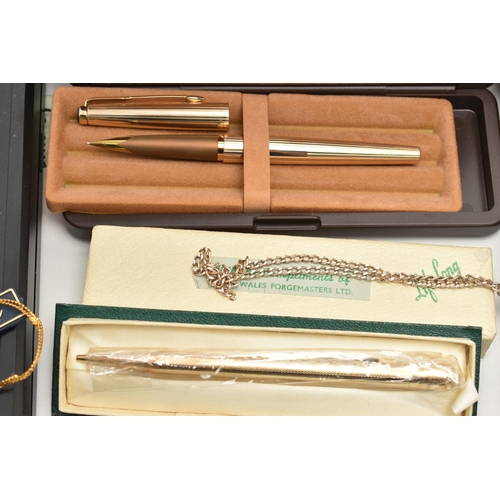 122 - ASSORTED ITEMS, to include a boxed 'Parker' fountain pen, a boxed rolled gold engine turned pattern ... 