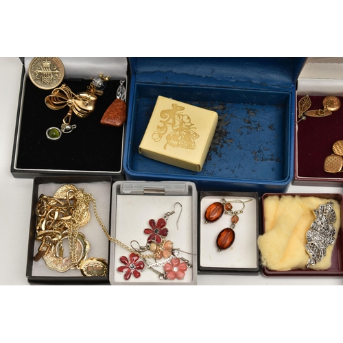 129 - A BOX OF ASSORTED COSTUME JEWELLERY AND ITEMS, to include various pieces of costume jewellery, jewel... 