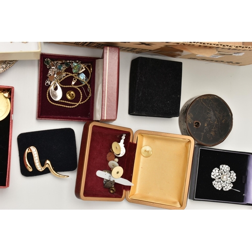 129 - A BOX OF ASSORTED COSTUME JEWELLERY AND ITEMS, to include various pieces of costume jewellery, jewel... 