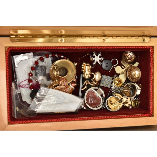 129 - A BOX OF ASSORTED COSTUME JEWELLERY AND ITEMS, to include various pieces of costume jewellery, jewel... 