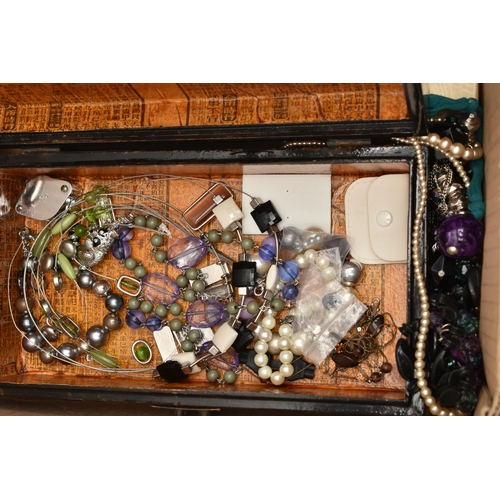 129 - A BOX OF ASSORTED COSTUME JEWELLERY AND ITEMS, to include various pieces of costume jewellery, jewel... 