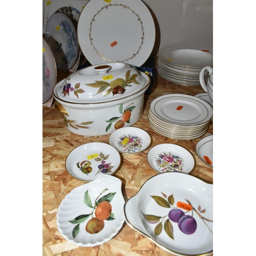 320 - A COLLECTION OF ROYAL WORCESTER TABLEWARE, comprising eight dinner plates, eight salad plates, eight... 