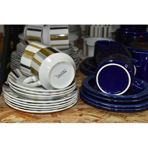 323 - A GROUP OF HORNSEA HEIRLOOM DINNERWARE AND A GROUP OF MIDWINTER QUEENSBURY DINNERWARE to include a H... 