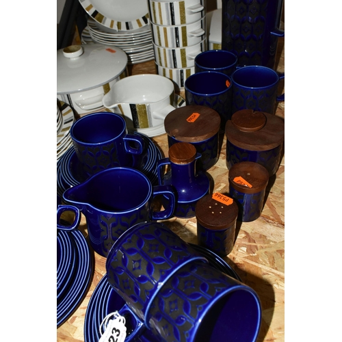 323 - A GROUP OF HORNSEA HEIRLOOM DINNERWARE AND A GROUP OF MIDWINTER QUEENSBURY DINNERWARE to include a H... 