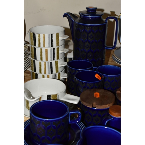 323 - A GROUP OF HORNSEA HEIRLOOM DINNERWARE AND A GROUP OF MIDWINTER QUEENSBURY DINNERWARE to include a H... 