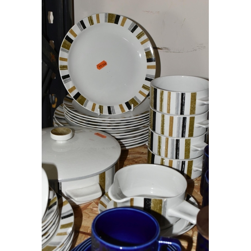 323 - A GROUP OF HORNSEA HEIRLOOM DINNERWARE AND A GROUP OF MIDWINTER QUEENSBURY DINNERWARE to include a H... 