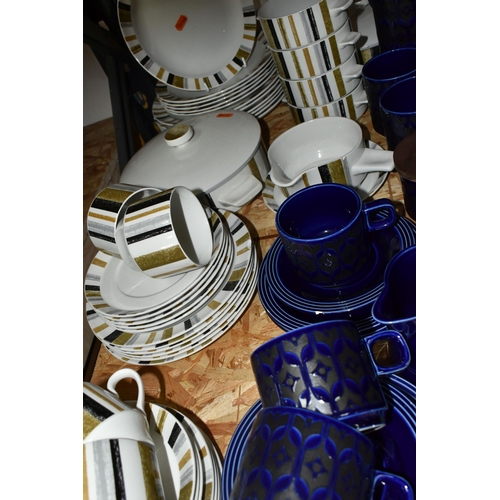 323 - A GROUP OF HORNSEA HEIRLOOM DINNERWARE AND A GROUP OF MIDWINTER QUEENSBURY DINNERWARE to include a H... 