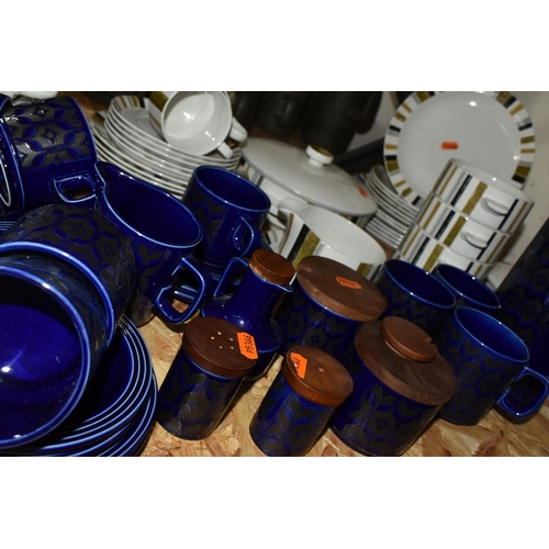 323 - A GROUP OF HORNSEA HEIRLOOM DINNERWARE AND A GROUP OF MIDWINTER QUEENSBURY DINNERWARE to include a H... 