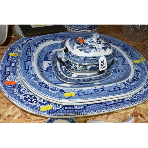 333 - A COLLECTION OF BLUE AND WHITE 'WILLOW' PATTERN TABLEWARE, comprising a large early 20th century mea... 