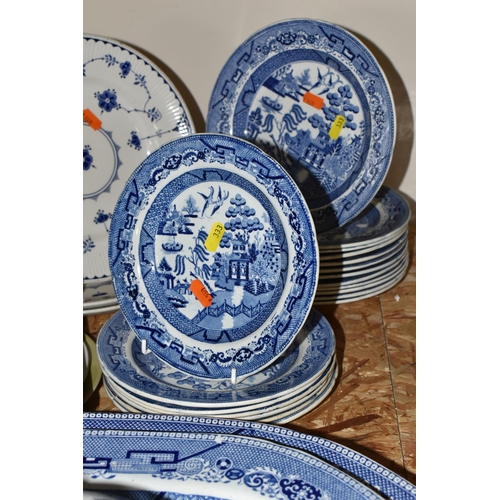 333 - A COLLECTION OF BLUE AND WHITE 'WILLOW' PATTERN TABLEWARE, comprising a large early 20th century mea... 