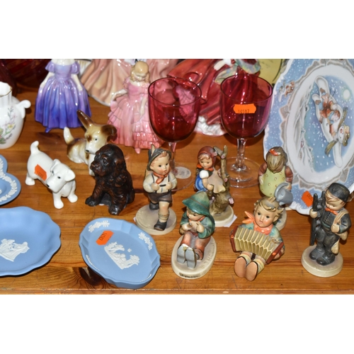 342 - A GROUP OF CERAMICS AND GLASSWARE, to include Royal Doulton figurines: Reverie HN2306, Top o'the Hil... 